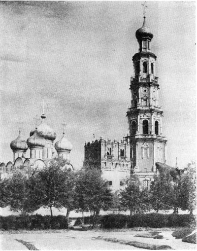Москва. Колокольня Новодевичьего монастыря после реставрации