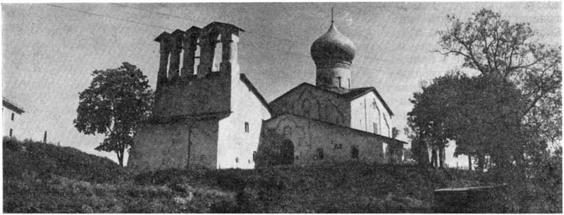 Псков. Звонница церкви Богоявления в Запсковье. Звонница и церковь после реставрации