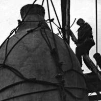 Бухенвальдский колокол. Поднятие колокола на мемориальную башню. 30 июля 1957 года. Фото: Ernst Schäfer