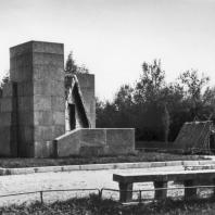 Общий вид поляны в Разливе с памятником-шалашом В.И. Ленина