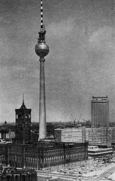 Берлин. Фрагмент центра в середине 70-х гг. На переднем плане восстановленное здание Ратуши и телебашня