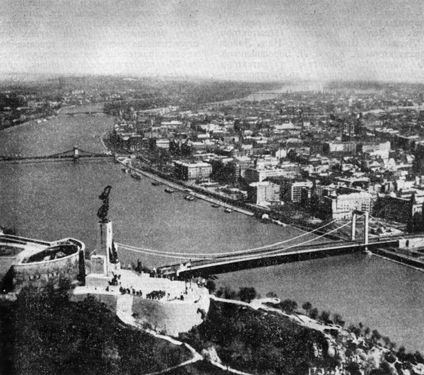 Будапешт. Памятник Освобождения на горе Геллерт. Скульптор Ж. Кишфалуди-Штробл. 1947 г.