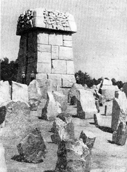 Памятник на территории лагеря в Тремблинке. Архит. А. Хаунт, скульптор Ф. Душенке, 1966 г.
