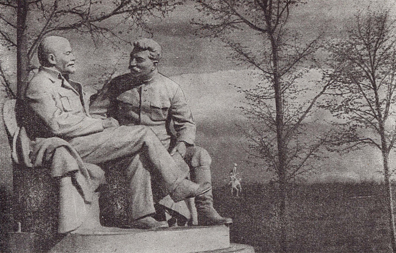 Ю.И. Белостоцкий, Г.И. Пивоваров и Э М. Фридман. В.И. Ленин и И.В. Сталин в Горках. (Бетон и мраморная крошка. 1939.)