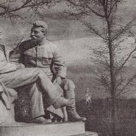 Ю.И. Белостоцкий, Г.И. Пивоваров и Э М. Фридман. В.И. Ленин и И.В. Сталин в Горках. (Бетон и мраморная крошка. 1939)