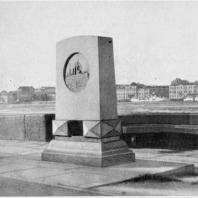 Мемориальная доска-стела крейсера «Аврора». Фотография стелы с близкой к эскизу точки зрения