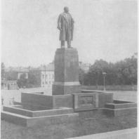 Памятник В.И. Ленину в Казани; вид спереди