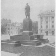 Памятник В.И. Ленину в Казани; вид сзади