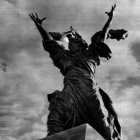 13. В. Б. Топуридзе. Победа. Скульптура на фронтоне здания театра в Чиатуре. 1950