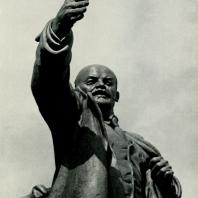 Памятник В.И. Ленину у Финляндского вокзала в Ленинграде. Авторы: В.А. Щуко, В.Г. Гельфрейх и С.А. Евсеев. 1926 г.