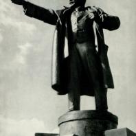 Памятник В.И. Ленину у Финляндского вокзала в Ленинграде. Авторы: В.А. Щуко, В.Г. Гельфрейх и С.А. Евсеев. 1926 г.