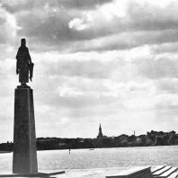 Равенсбрюк. Вид на Главный монумент и город Фюрстенберг