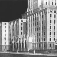 Фрагмент бокового фасада здания гостиницы «Ленинградская» на Комсомольской площади. Модель