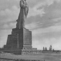 Монумент И.В. Сталина на канале имени Москвы. Скульптор С.Д. Меркуров. 1937